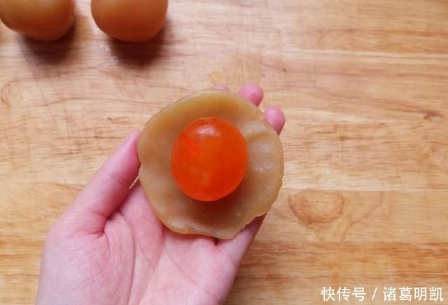 蛋黄|广式月饼还是喜欢这配方,蛋黄油润咸香,饼皮松软可口,味道大赞