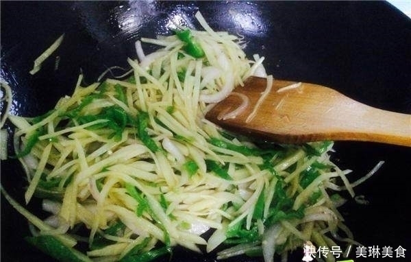 青椒土豆丝|“多加1味”配料，让简单的青椒土豆丝好吃翻倍！不试不知道呢