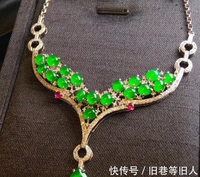 梁女士 梁女士戴着刚买的手镯去蒸桑拿,第二天就后悔了!