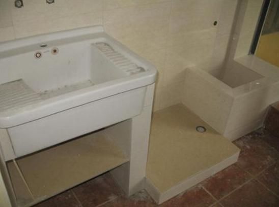 阳台上|邻居在阳台上放洗衣机,让师傅多砌一个小地台,排水快又环保