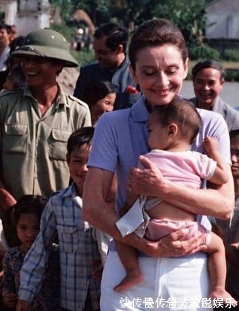 赫本风 有一种时髦,叫迟暮之年的赫本,63岁老态爬满皱纹也贤淑清丽