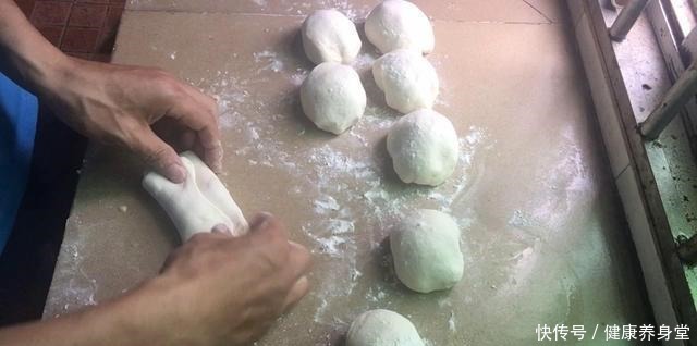 想吃椒盐油酥烧饼的不用买了,完整的做法,外酥里软,非常好吃!