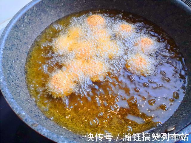 红薯|红薯芝麻团，趁热吃香酥甜糯，吃了一个又一个，根本停不下来