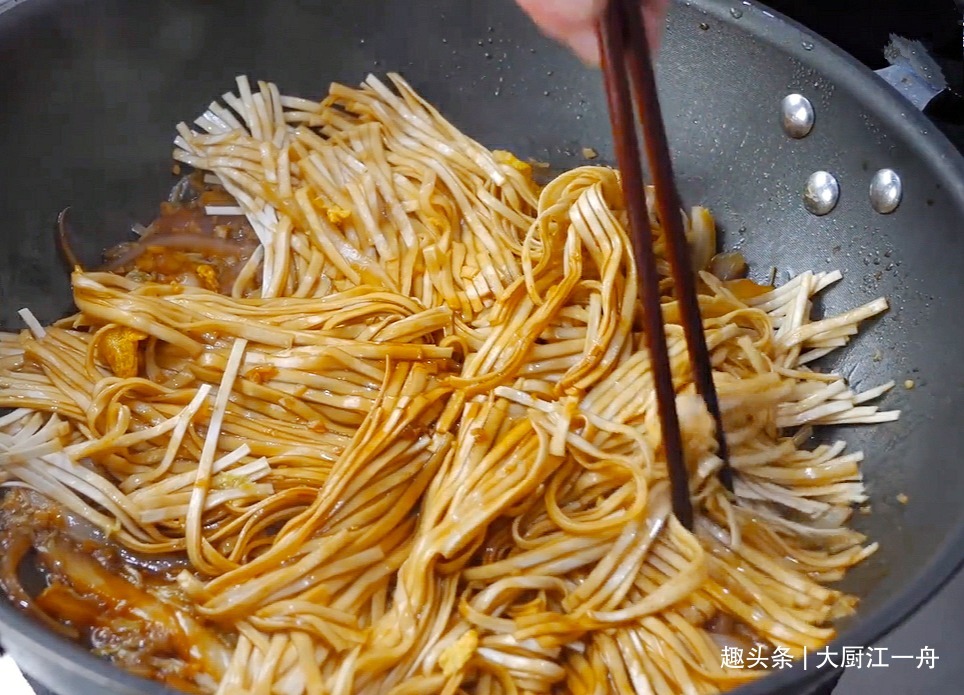 面条不要水煮，换种新吃法，比水煮好吃比炒简单，一周吃6次不多