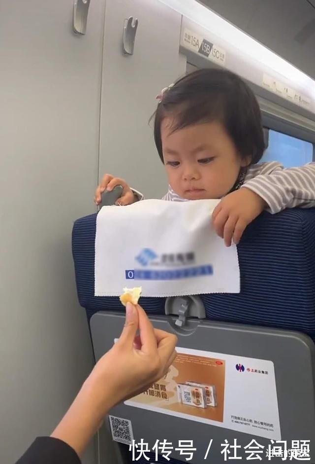 宝宝们|宝宝乘坐高铁,被后座陌生阿姨“投食”,宝宝馋嘴模样萌翻网友
