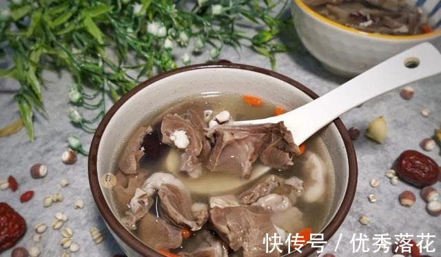 猪心别再炒菜啦，把它煲成汤，清爽可口无腥味，冬季多喝身体好！