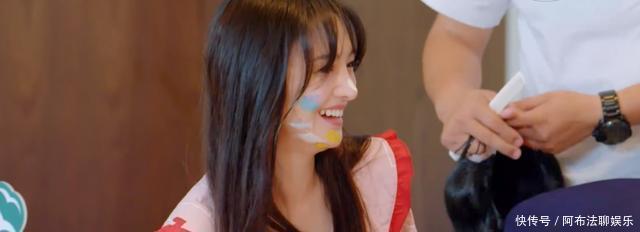 敷衍|玩游戏作弊,喝口水都作假,郑爽上节目太敷衍遭杨迪怒怼认真点!