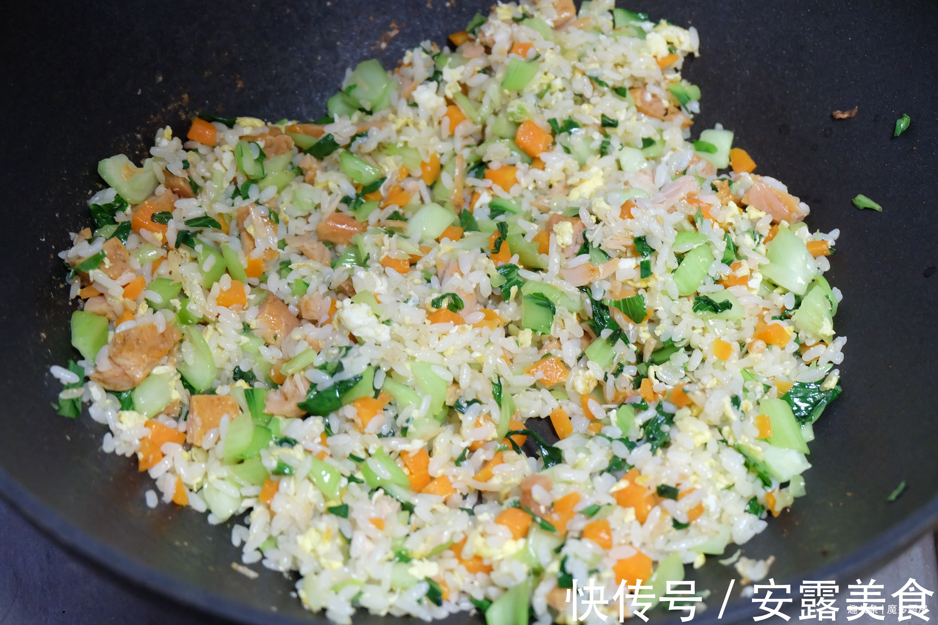 米饭|最近体重开始降了，晒晒我的午餐吧！一盘炒饭475千卡，吃得开心