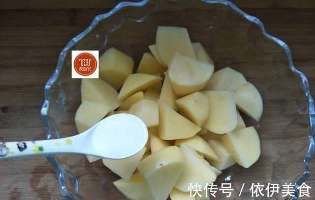 土豆新吃法，这么做简单又美味，比肉都好吃，做一盘，上桌就光盘