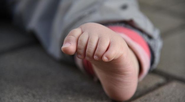 夏季|夏季宝宝该不该穿袜子?担心宝宝脚下生寒气,家长不妨这样做