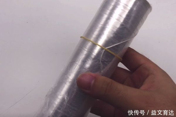 香皂盒上绑两根橡皮筋,作用真是太厉害了,解决了很多家庭的困扰