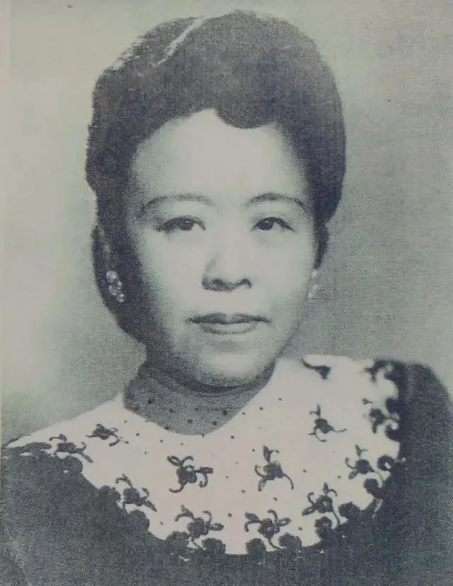 袁晓园#中国首位女外交官袁晓园100岁题写的榜书“荣归”,笔笔稳有力道