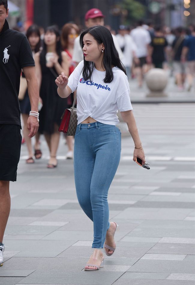 纯白印花短袖, 搭配修身牛仔裤, 青春活力, 简约中带有时尚