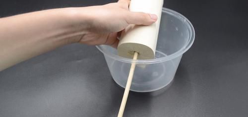 塑料打包盒上穿一根筷子,用途太棒了,解决了很多家庭困扰的烦恼