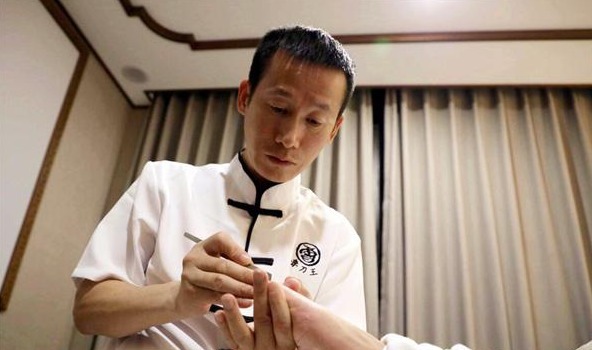 米开朗琪罗!“修脚专业户”鲁可水,捡顾客脚皮做成一幅画,别人出价20万不卖