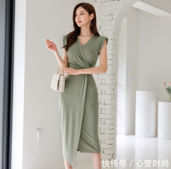 时尚搭配|女神孙允珠的时尚搭配:娉婷油绿悦彩花馨西斯廷长裙
