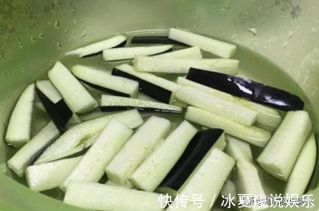 茄子|蒸茄子时,别直接上锅蒸,多加这1步,茄子鲜嫩美味不发黑,真香