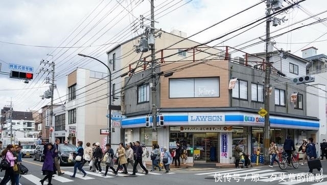 来到京都发现一条小街正在赶庙会，就来看看庙会上有些什么美食吧