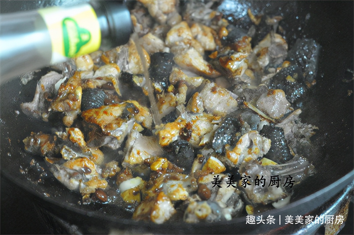 秋天干燥，一道“土匪菜”常上桌，3种食材1锅烧，好吃又养胃！