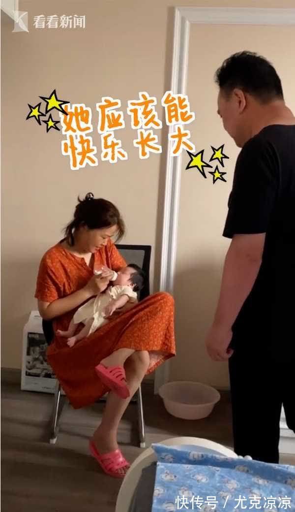 抱娃|笑翻!爸爸刚抱起满月女儿 爷爷奶奶排队''抢娃''