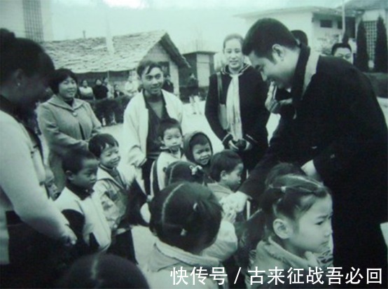 接力棒|2011年丛飞遗孀遗体告别仪式, 5岁女儿默默抹泪,上千名市民送行