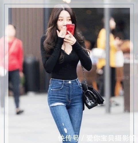 小姐姐紧身牛仔裤穿着优雅,搭配简洁,显得更时尚、更美观