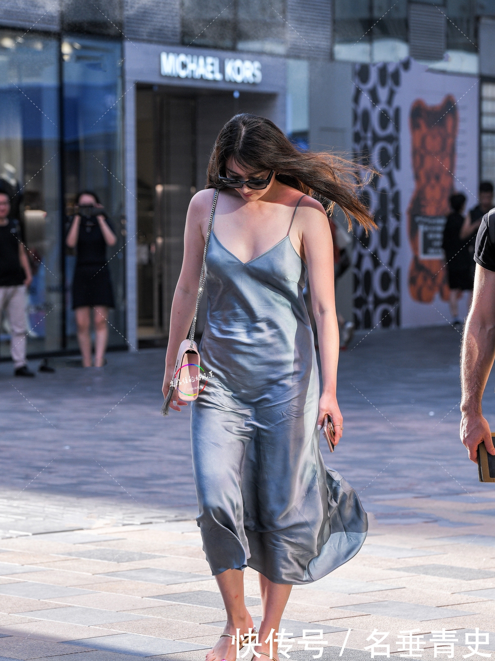 街拍:小姐姐身穿一件真丝吊带连衣裙,给人一种柔和而飘逸的感觉