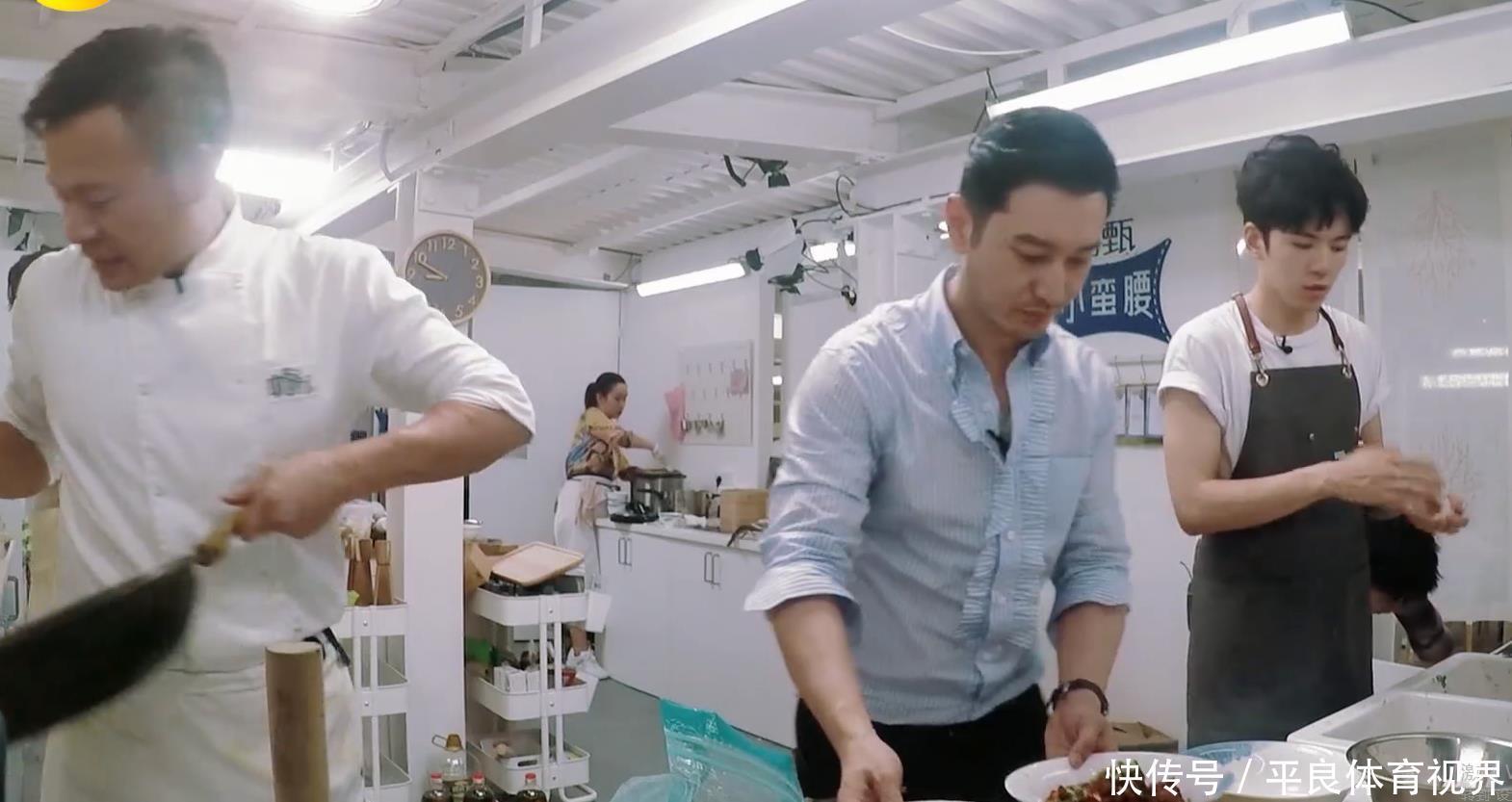 服务员|《中餐厅》再引争议,看到服务员上菜的方式,网友好恶心!