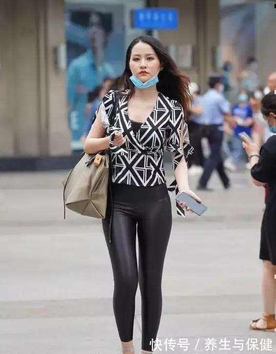 浅绿色 黑色短袖上衣搭配浅绿色打底裤,修饰身材,非常适合小个子女生!