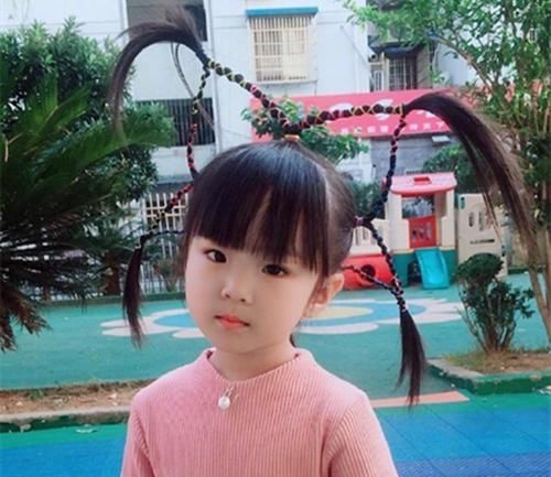 亲妈给女儿扎了个“五角星辫”走红，网友：这个辫子表示星期五？