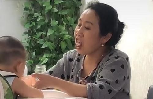 喂养|姥姥专心喂娃吃饭,无意中竟成表情包,网友:这表情全国统一