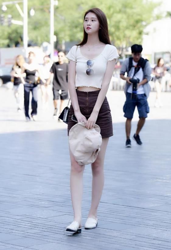 搭配|街拍小姐姐白色的T恤搭配黑色的短裤,很显青春活力的气息