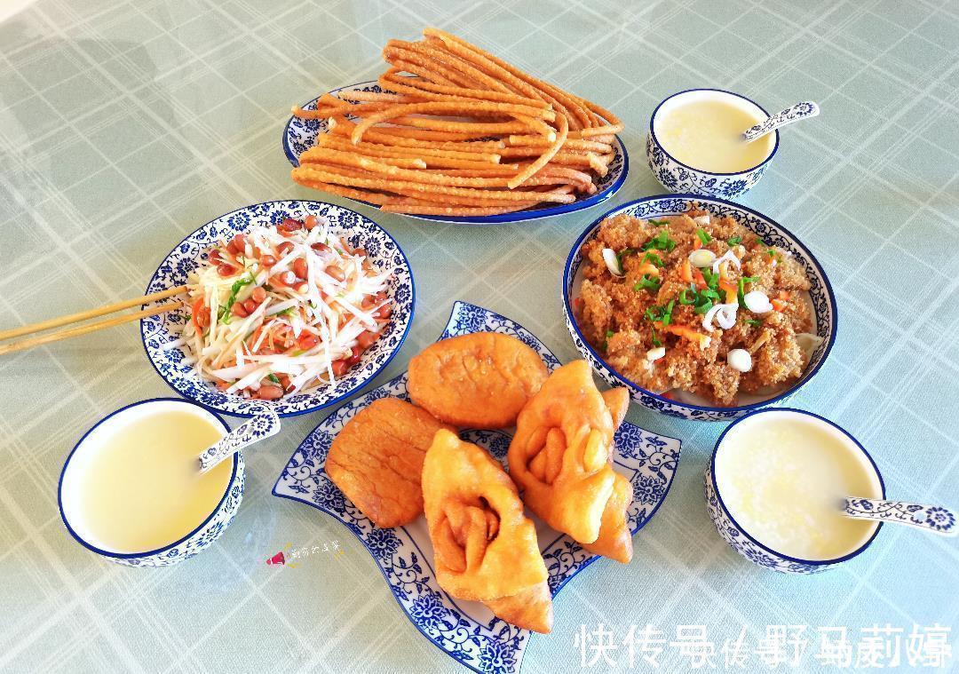 一家三口人的午餐,粉蒸肉、拌白菜,网友:这是什么搭配