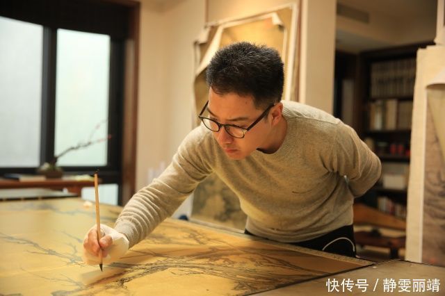 万亨|青年画家万亨:金屏风上“妙笔生花”,再现“金碧辉煌”