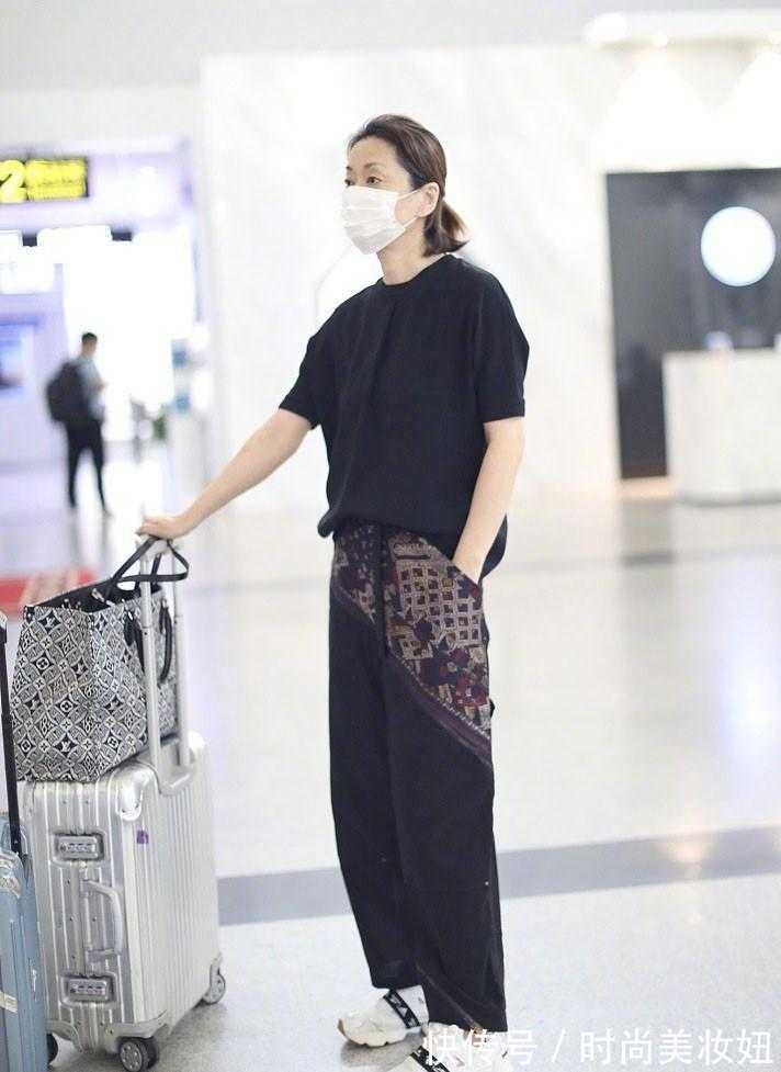 时髦|年近60岁毛阿敏真时髦,一身黑色配2万包好年轻,58岁太会穿