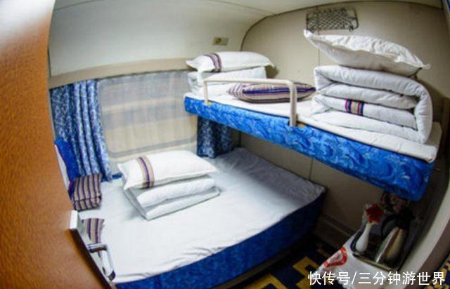 为何旅行坐火车卧铺，需要将衣服铺在枕头上再睡觉?聪明人都知道