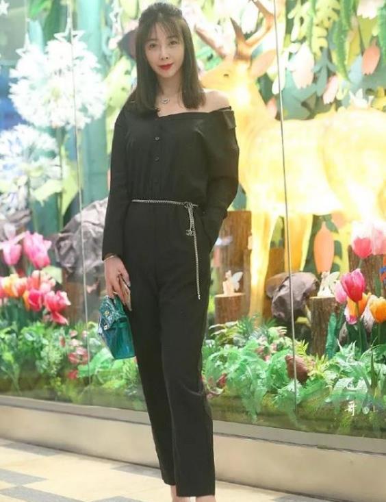 街拍:清爽美丽的女孩,美丽的穿搭,尽显女神风范