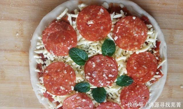 浓郁|手把手教你做腊肠披萨,浓郁的芝士味道,一口树莓