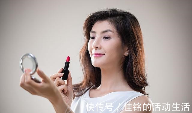 唇部 女人过了50岁,化妆品、护肤品不用买太多,日常有这几样就够了!