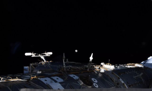 宇航员 国际空间站宇航员从轨道上拍摄超级月亮和月食