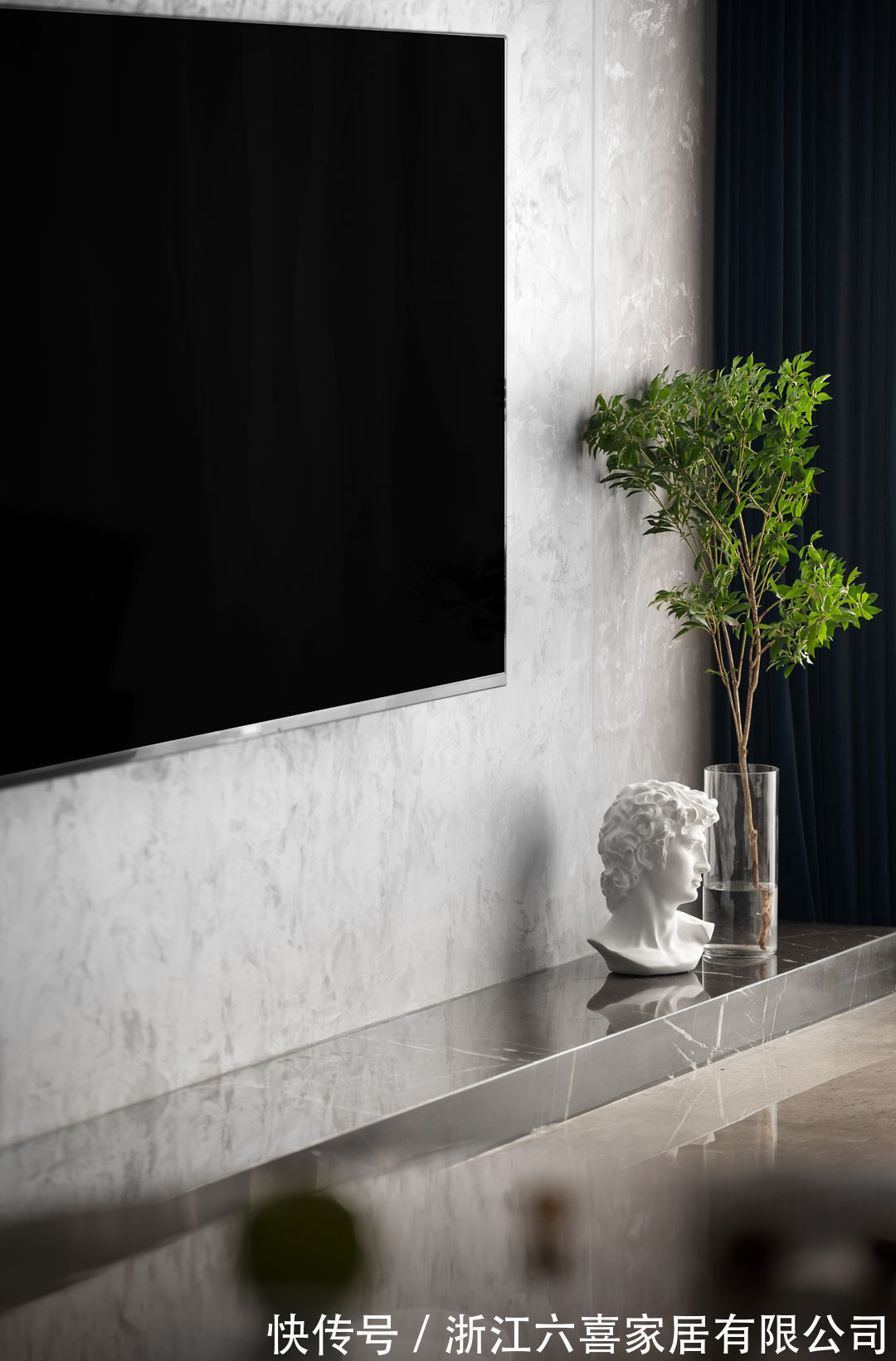 业主|嵌入式冰箱与玄关柜的无界组合，开放式厨房实现空间的通透和敞亮