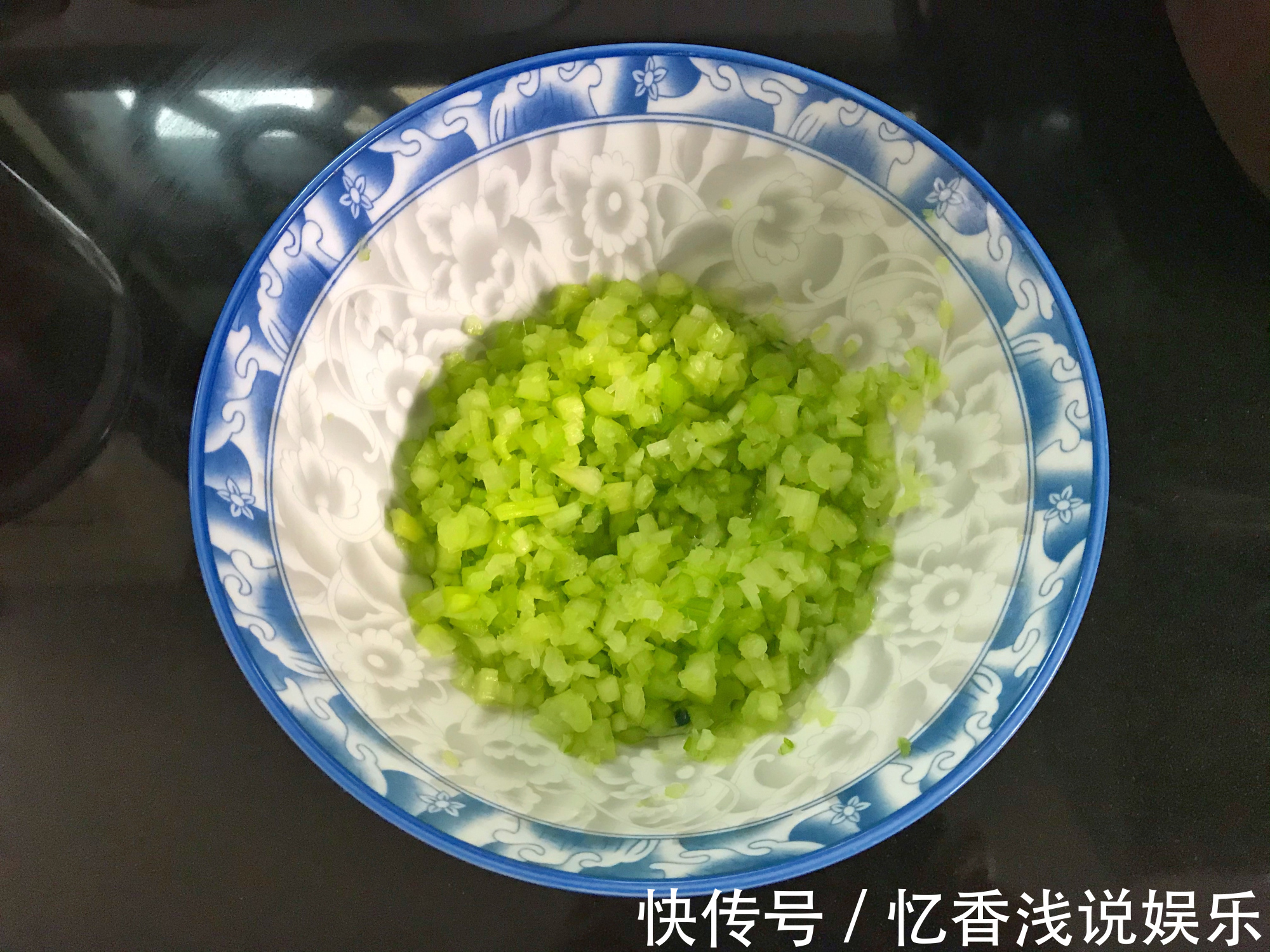 包饺子|夏天多吃此碱性蔬菜，用来包饺子，比韭菜鲜嫩，清香味美不上火