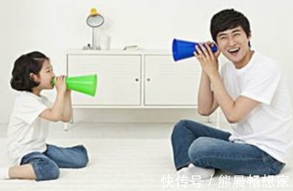 父母|未满1岁宝宝惨遭遗弃,在地上边爬边哭,父母成为罪魁祸首