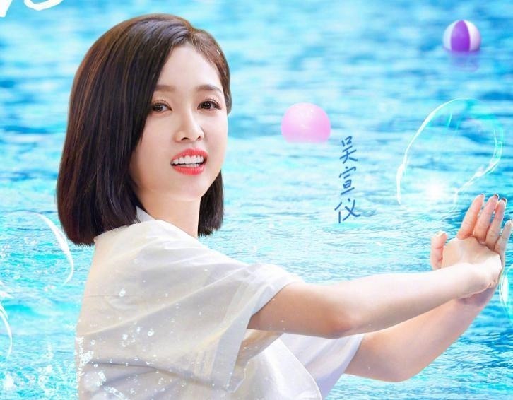 《奔跑吧》新一期海报，全员统一穿白色衣服，唯独两个人例外！