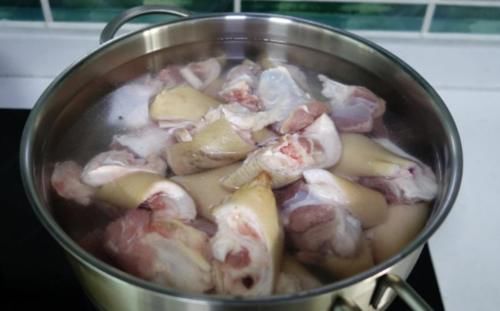  红烧猪蹄怎么做才香？做好“4步”，猪蹄香软无腥，红亮诱人