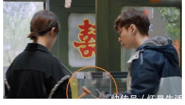 杨紫为吃烤肠打“欠条”,本以为她只带走一根,结果有点笑人