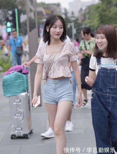 穿搭|清新可爱的小姐姐，花纹图案上衣搭配浅蓝色热裤，活力满满