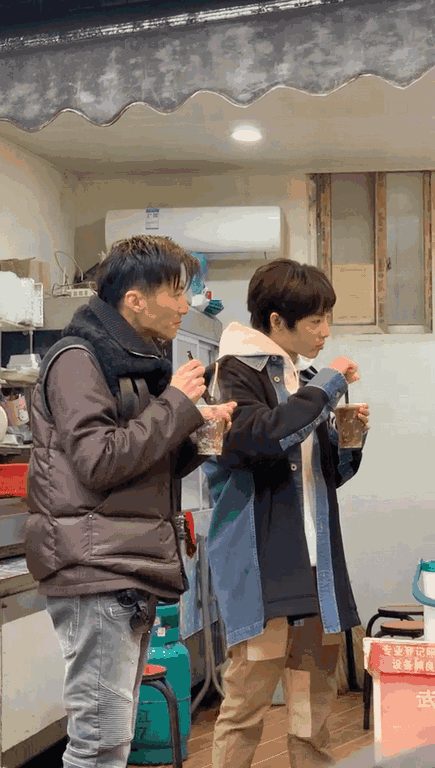 謝霆鋒大口吃面引路人圍觀，華晨宇吃小攤?cè)燥@貴氣，和他談笑風(fēng)生