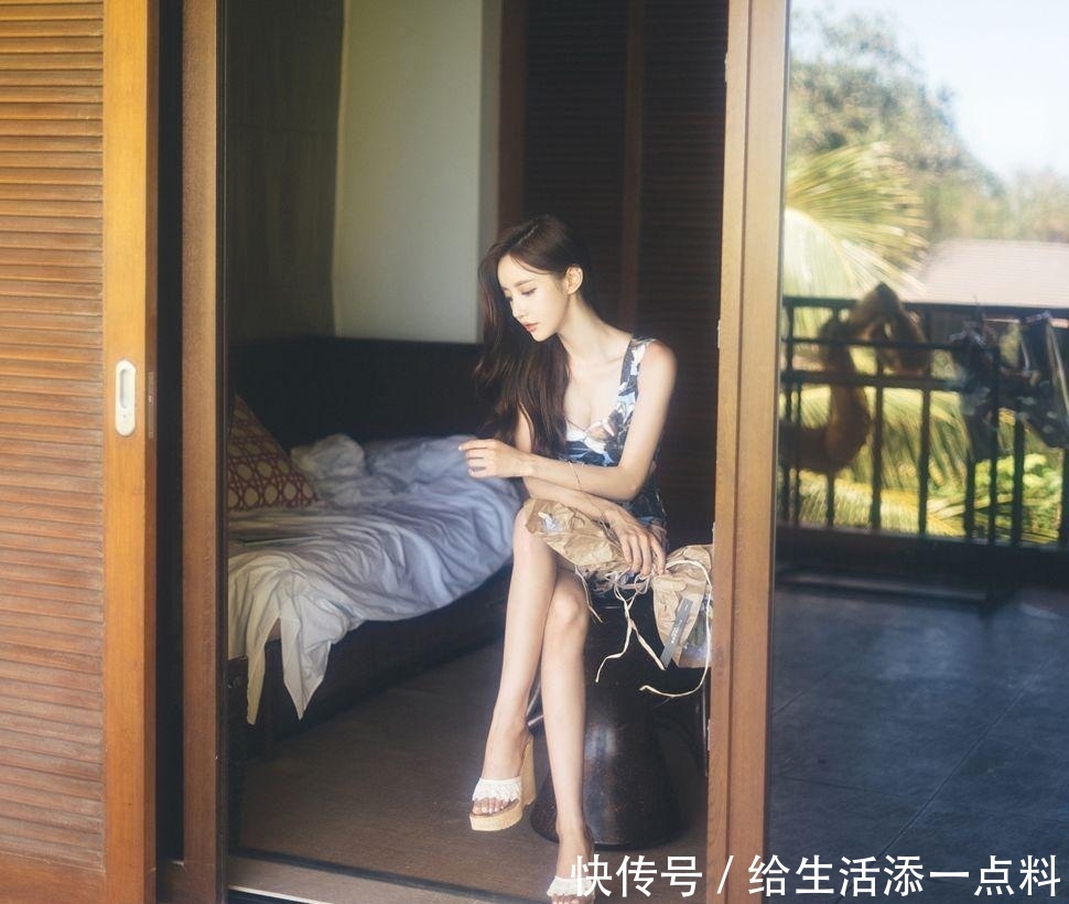 长发美女碎花吊带连衣裙写真 凸显出女性高端大气的品味