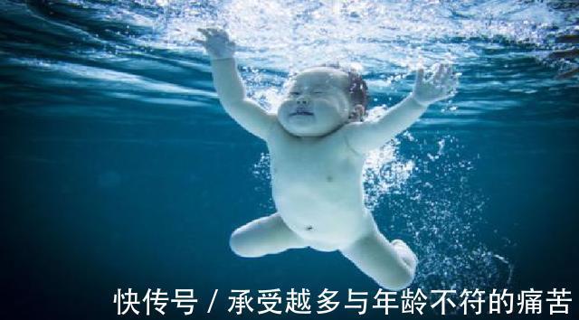 技能|小宝宝天生就会游泳,与生俱来的技能,为何长大就没了